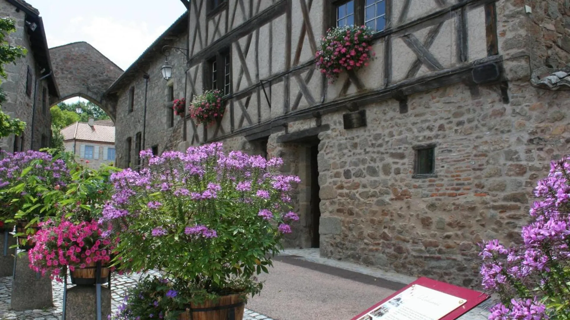 Gite Spacieux Au Crozet - Animaux Acceptes Et Wifi - Fr-1-496-341 Le Crozet Holiday home